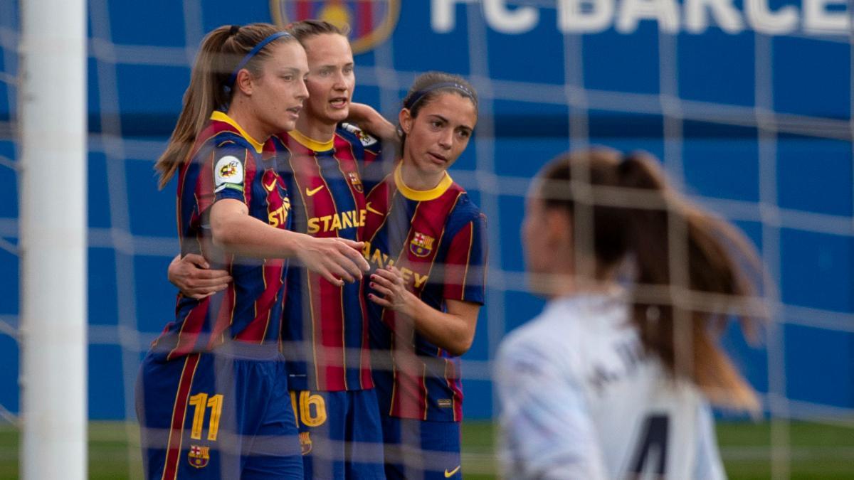 Aitana Bonmatí, Caroline Graham Hansen y Alexia Putellas celebrando un gol