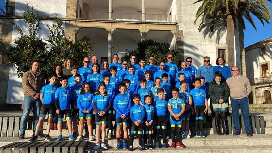 El club ciclista Francisco Pizarro presenta su nueva equipación