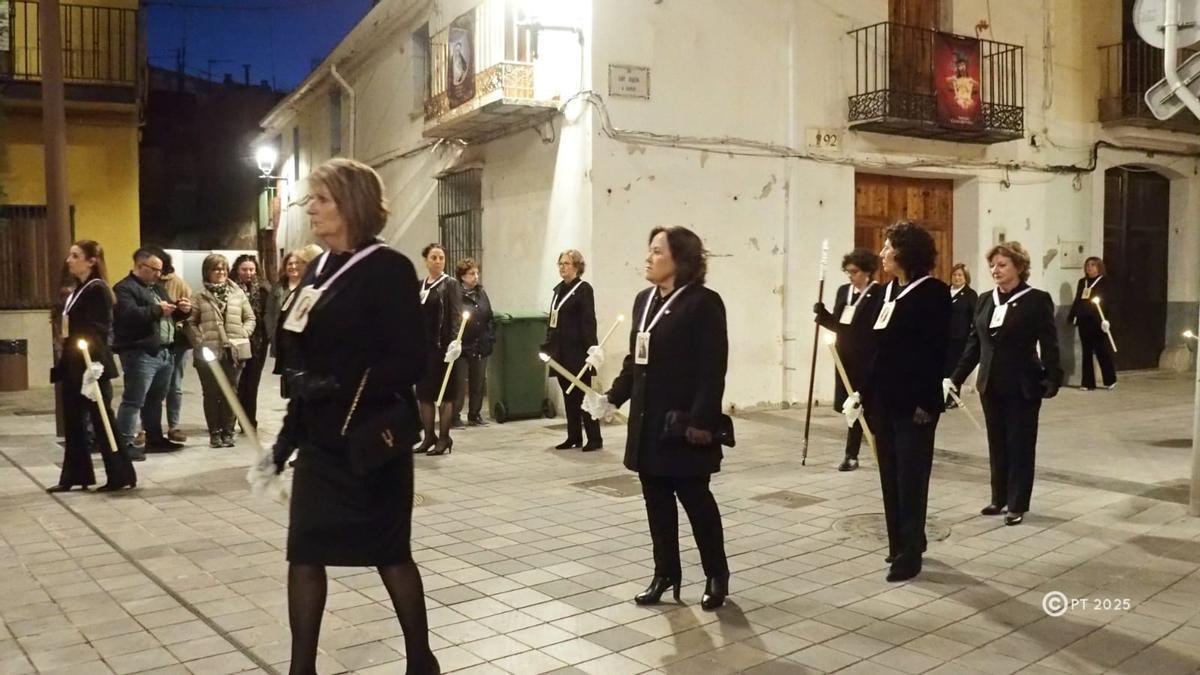 En Almassora, la Cofradía de la Virgen de los Dolores, compuesta por mujeres, abrió la entrada a los hombres en 2022.