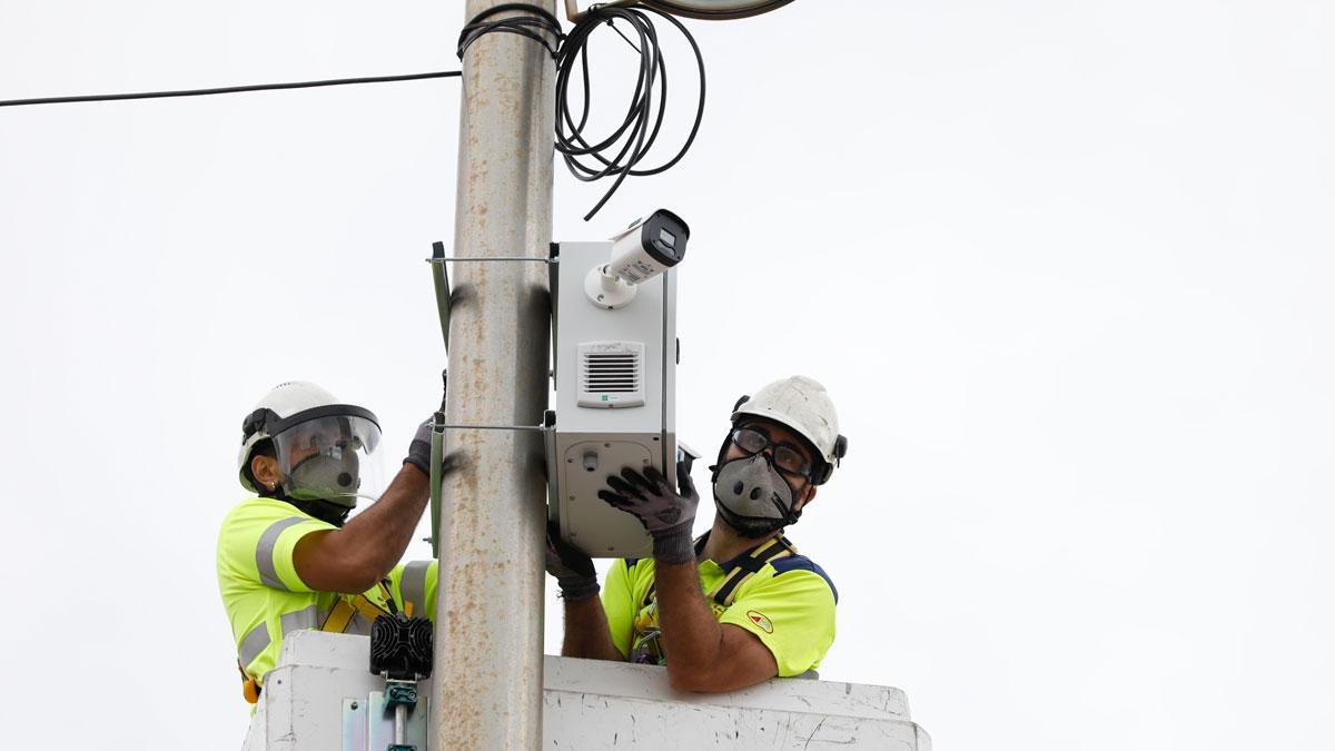 Instalación de sensores en las playas de Barcelona para controlar el aforo.