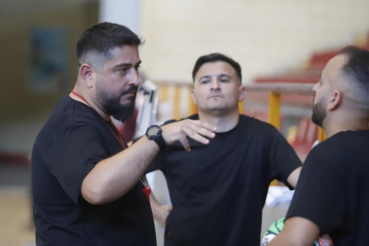 Josan y su cuadro técnico en el Palacio de Deportes Vista Alegre.