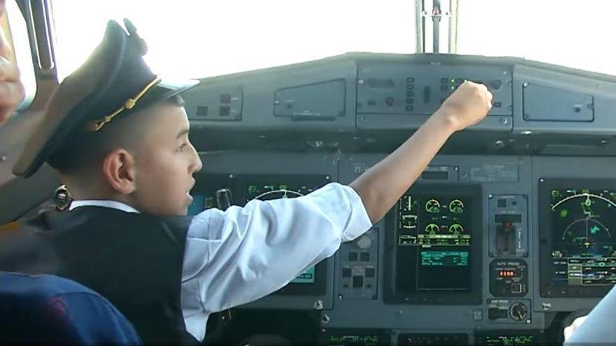 Suspendidos dos pilotos de Air Algerie por dejar los mandos a un niño