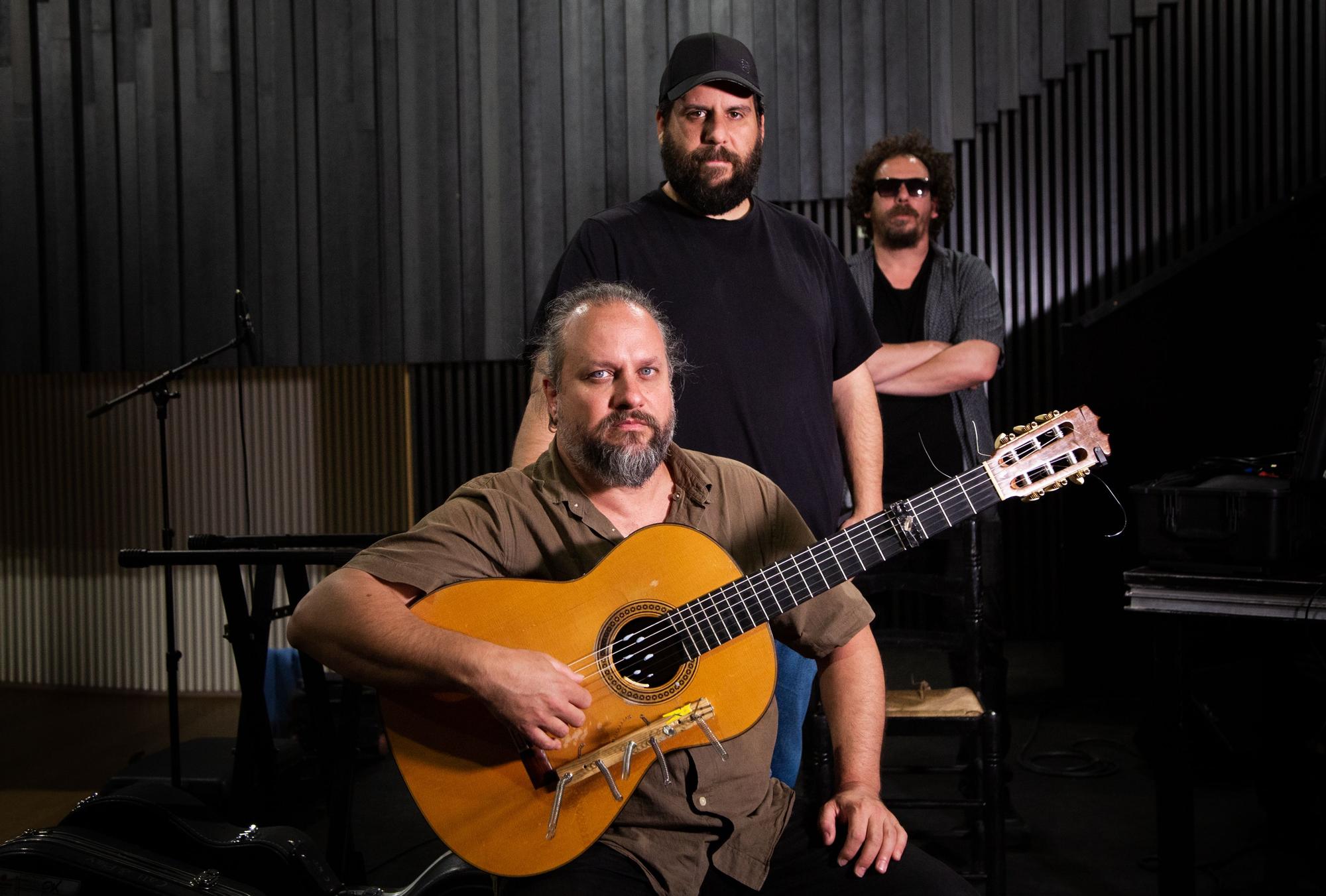 Raúl Cantizano (en primer plano) junto a Los Voluble: Pedro Jiménez (delante) y Benito Jiménez (detrás)