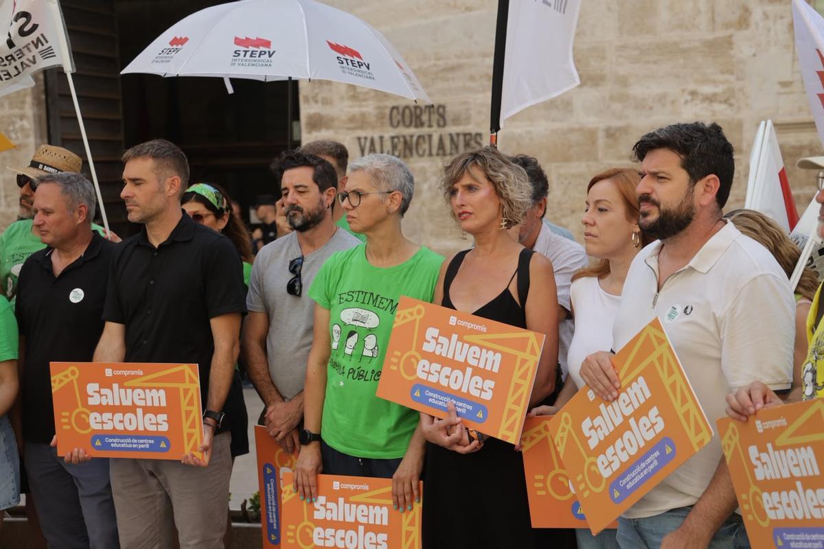 Responsables políticos y sindicales en la concentración ante las Corts por el Plan Edificant y la climatización de las aulas