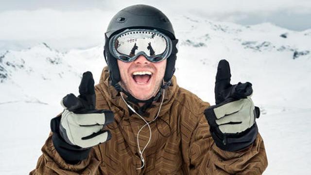 La importancia de llevar el casco en la nieve.