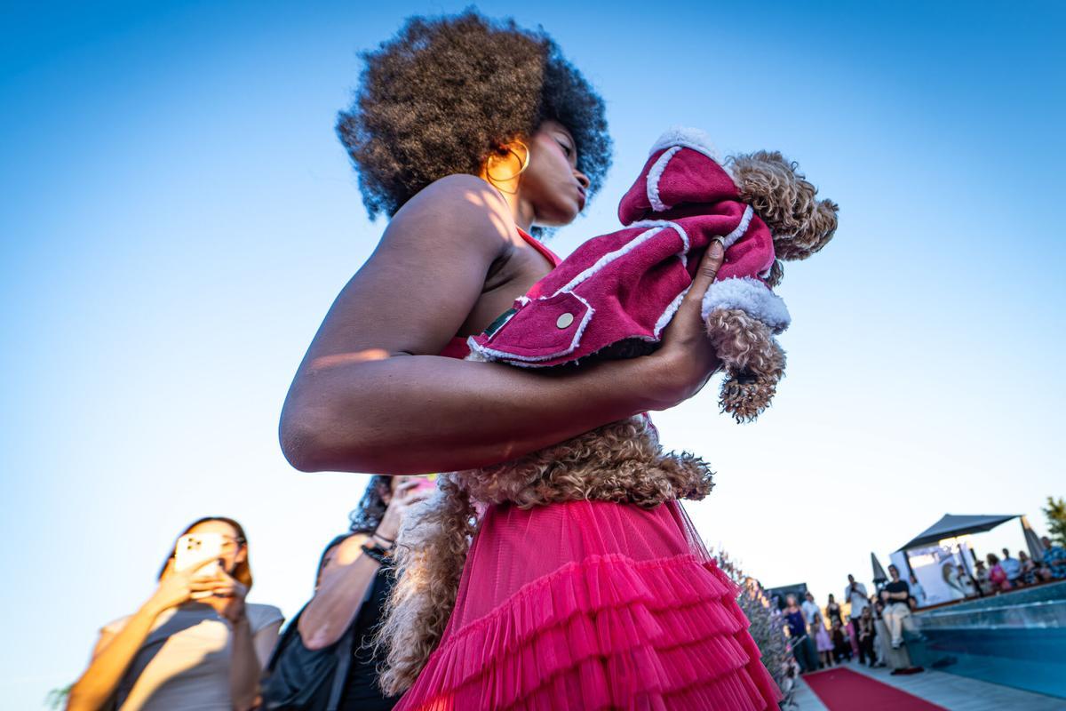Perros participan en el desfile de alta costura y accesorios de lujo para mascotas organizado por la firma Doggo Paradiso, con diseños de la nueva colección de Anthony Sanchez.  Una cita dedicada a la moda y el lujo para animales de compañía en el Hotel ME de Barcelona. A 26 de mayo de 2026. On Barcelona. AUTOR: Manu Mitru | EPC
