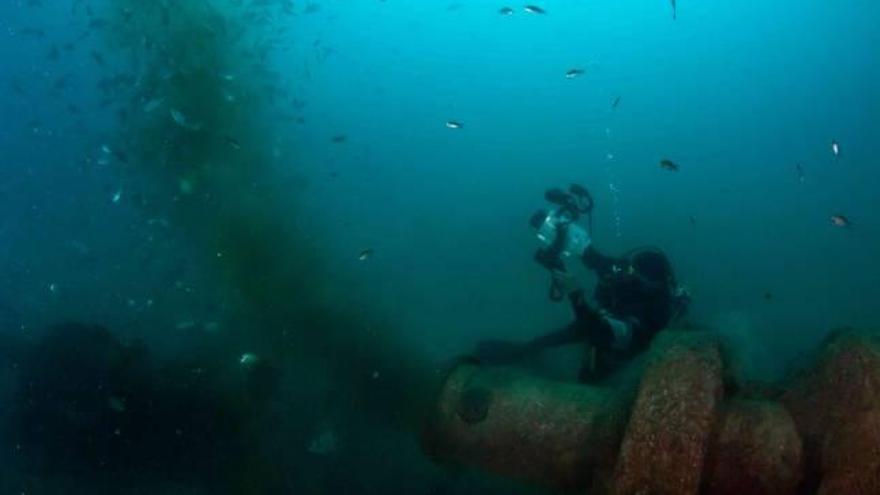 Un submarinista observa la salida del vertido junto al tramo del emisario roto.