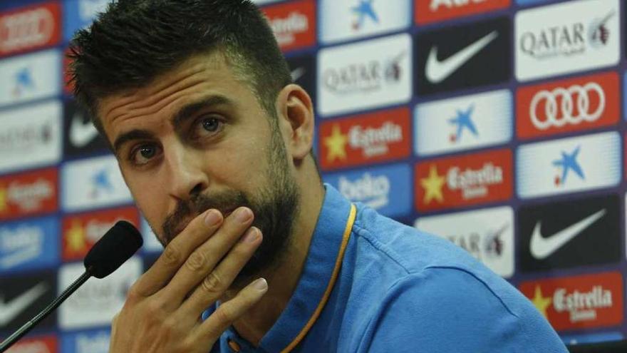 Gerard Piqué, pensativo durante la rueda de prensa de ayer.