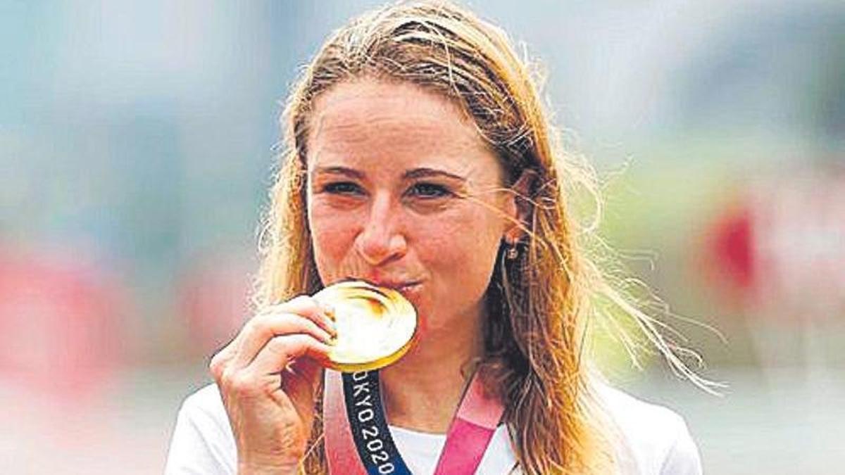 Annemiek van Vleuten mit der Goldmedaille bei den Olympischen Spielen in Tokio.
