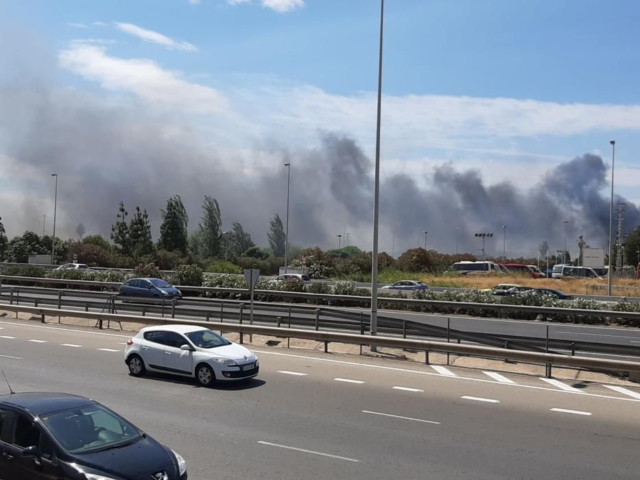 Un incendio en Aldaia es visible a varios kilómetros