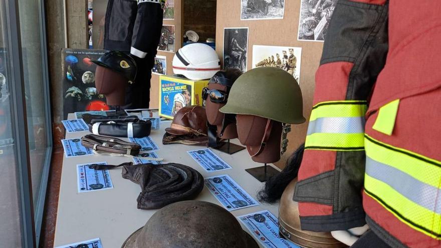 Exposición de cascos en Maristas Cartagena