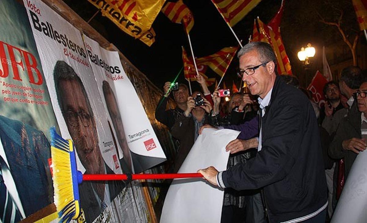 El actual alcalde de Tarragona y candiadato a la reeleción por el PSC, Josep Fèlix Ballesteros, pega el primer cartel de la campaña