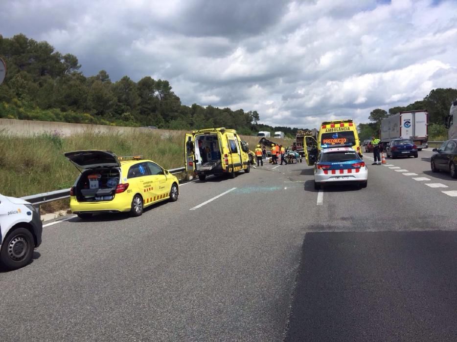 Accident entre dos vehicles a l'AP-7 a Cervià de Ter