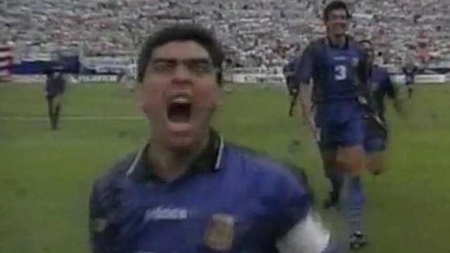 Maradona se dirige a la carrera hacia la cámara.