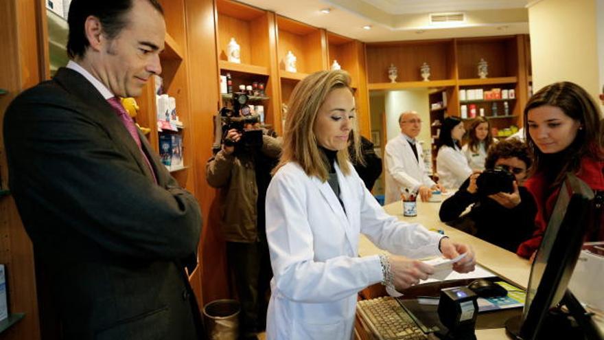 El Conseller de Sanidad, Manuel Llombart, en una farmacia de Valencia para hacer balance del primer mes de implantación de la receta electrónica.