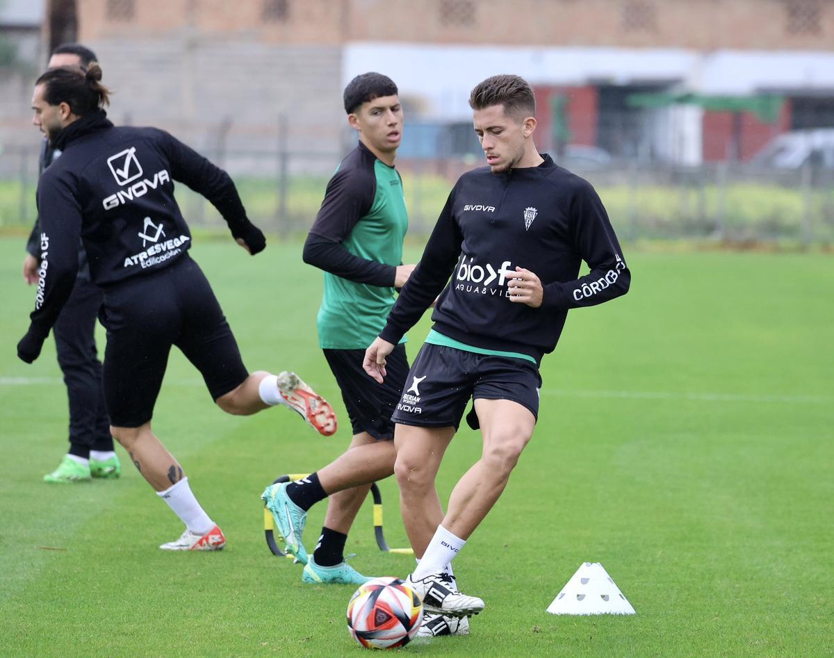 Isma Ruiz, junto a Adrián Vázquez y Gudelj, durante un circuito de pases.