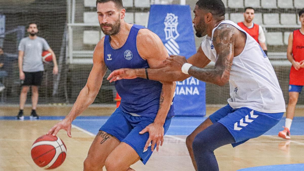 Matulionis, con la bola, y Blaylock, durante un entrenamiento en el Pedro Ferrándiz.