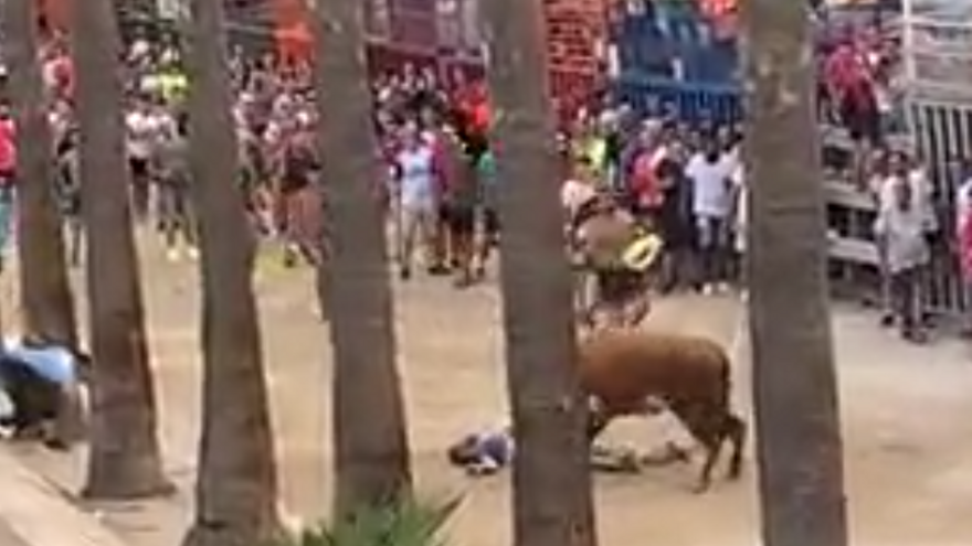 Momento de la cogida a uno de los jóvenes en Benicarló