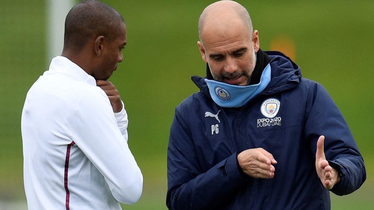 Pep Guardiola habla con Fernandinho en el entrenamiento del Manchester City antes de viajar a Madrid.