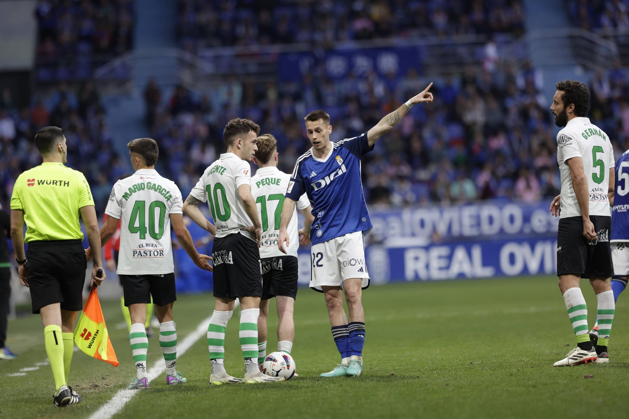 EN IMÁGENES: Partido y ambientazo del Real Oviedo-Racing de Santander disputado en el Tartiere