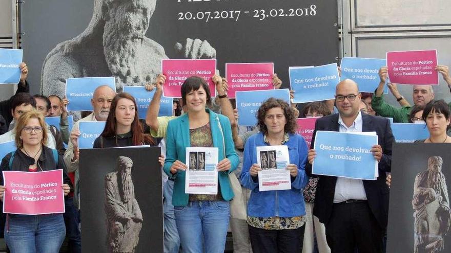 Protesta del BNG delante del Museo de la Catedral para exigir la devolución de las piezas a la familia Franco.