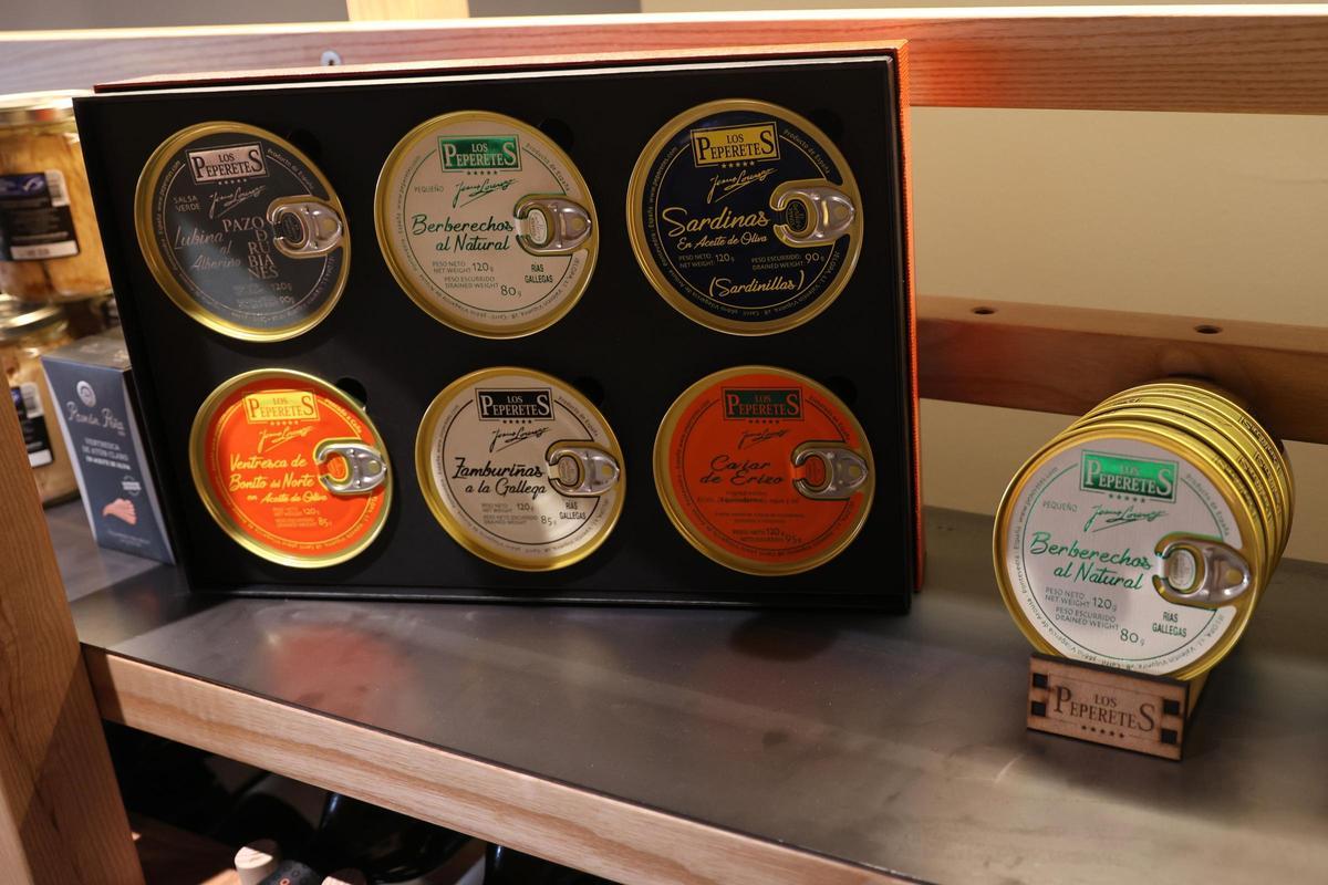Desenfada y selecta, la propuesta gastronómica de Vinoteca Topos en Vigo ofrece tablas de ibéricos, conservas y quesos seleccionados, además de sabrosas tapas tradicionales como albóndigas a la Bordalesa, bacalao confitado con ajo, steak de ternera o canelones de rabo de toro.
