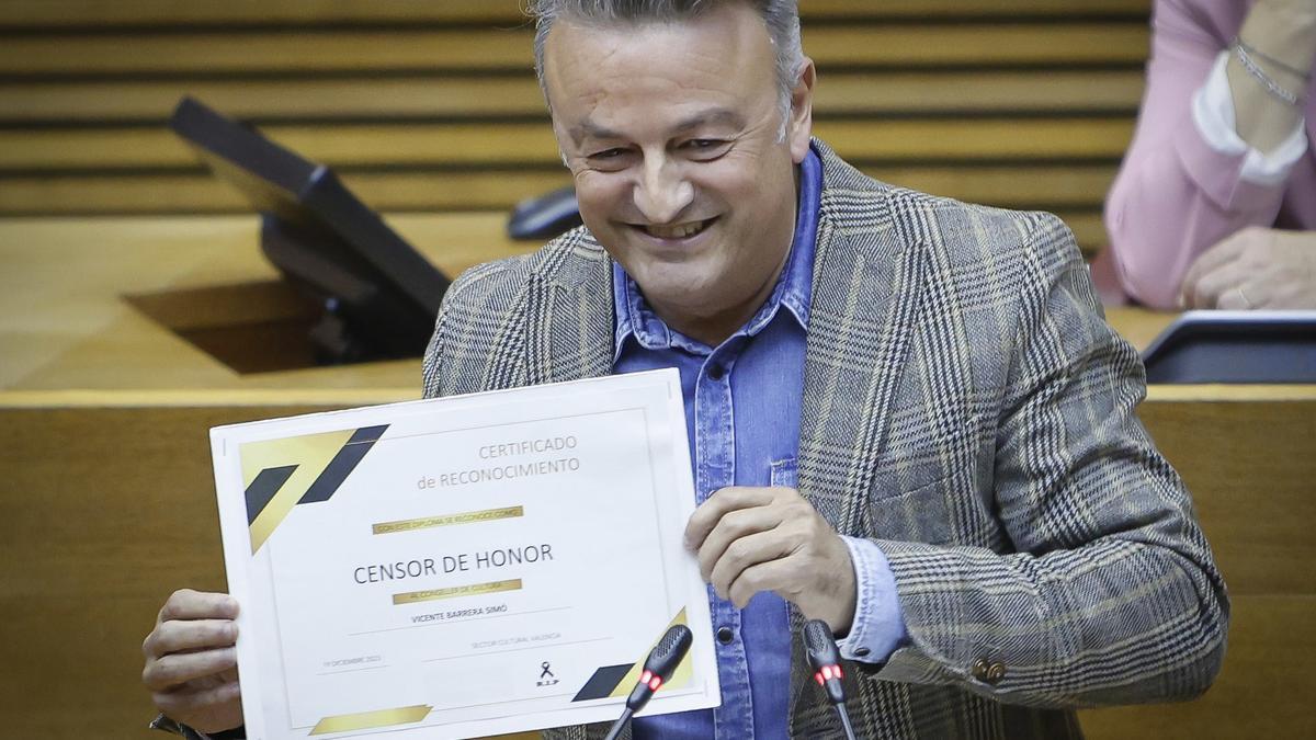 El diputado José Chulvi entrega a Barrera el diploma &quot;Censor de honor&quot;.