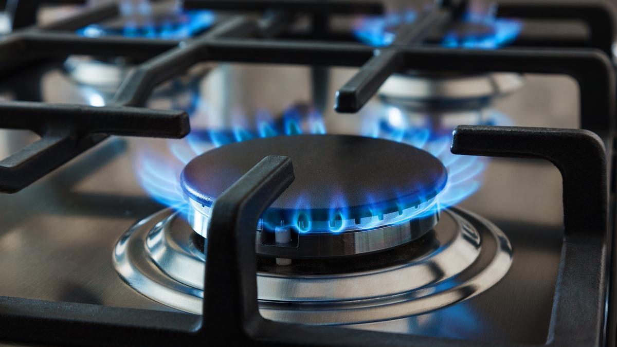 Quemadores de gas en una estufa de gas de cocina