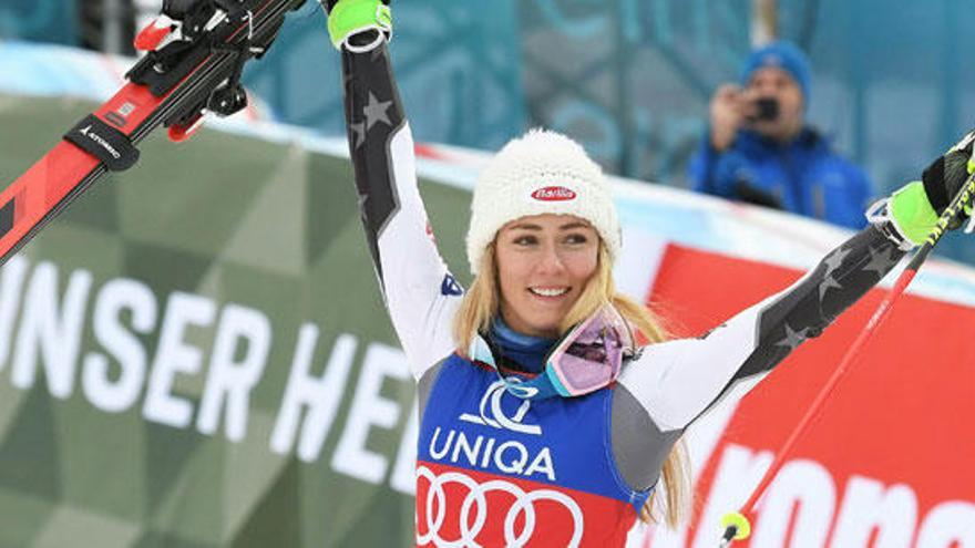 La esquiadora Mikael Shiffrin celebra su triunfo.