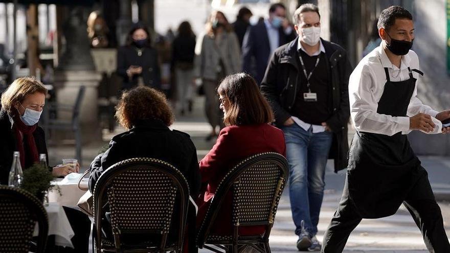 Madrid avança el toc de queda a les 22 hores i prohibeix reunions de no convivents