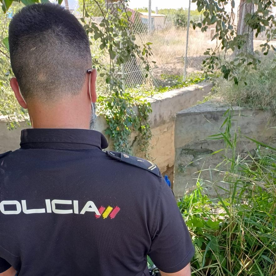 Un policía frente a la acequia donde ocurrieron los hechos en Orihuela.