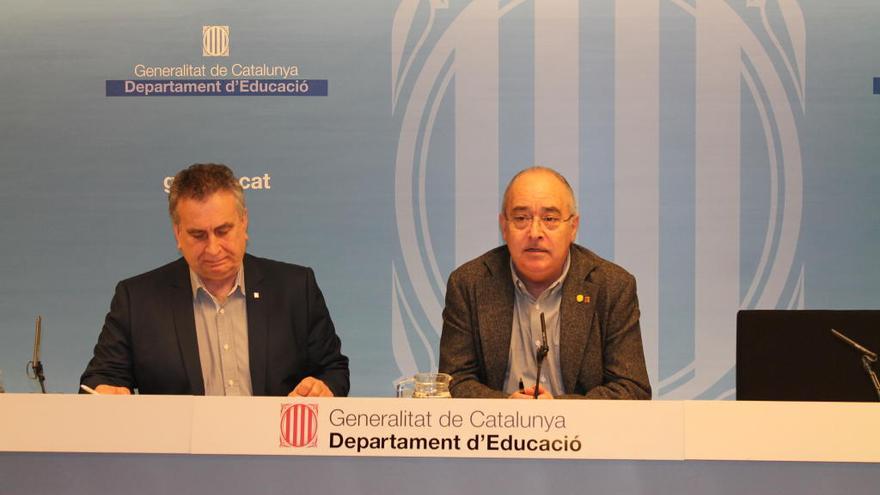 Josep Bargalló, a la dreta de la imatge, durant la presentació dels nous instituts escola