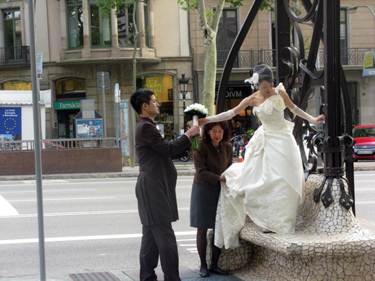 Macro Akinori y Yuka Sugaya, recién casados, han volado desde Japón para fotografiarse delante de La Pedrera.