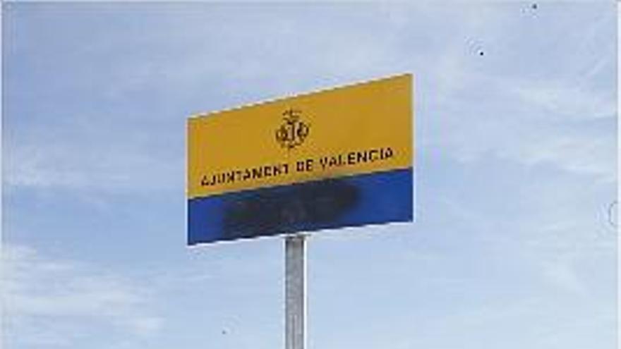 Tachado con pintura. Cartel a la entrada de la playa nudista.