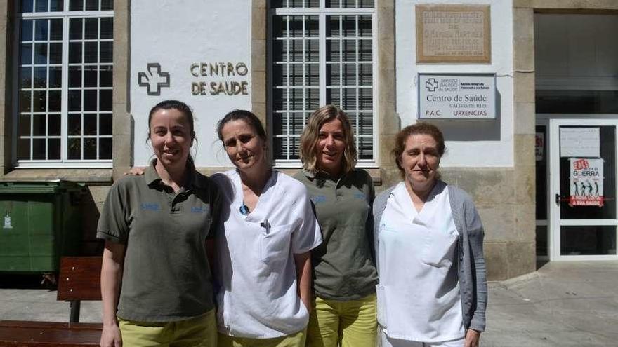 Las dos facultativas que hicieron la guardia en Caldas acompañadas de la enfermera y la celadora. // N.P.