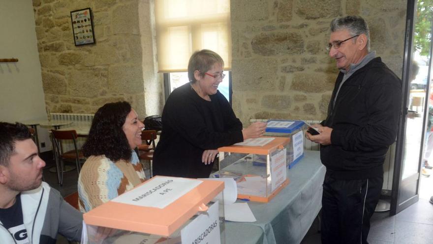 Piden que se reúna la xunta xeral del pósito de Cambados para evitar la pérdida de ayudas