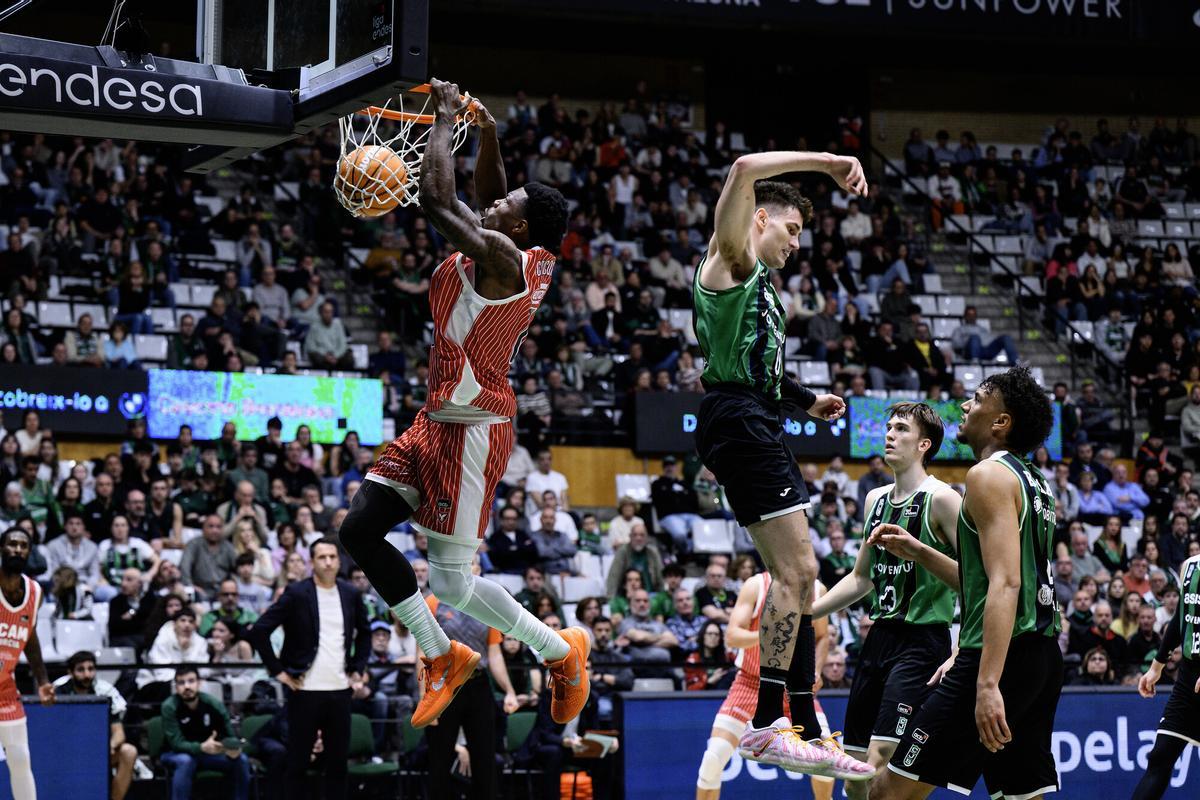 Devontae Cacok, del UCAM Murcia, realizando un mate ante el Joventut.
