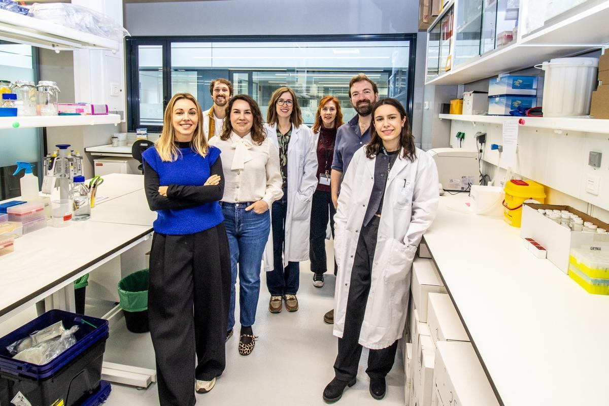El equipo de Aptadel Therapeutics en sus laboratorios del Parc Científic de la Universitat de Barcelona (PCB-UB), con Gisela Lorente (CEO) a la izquierda.