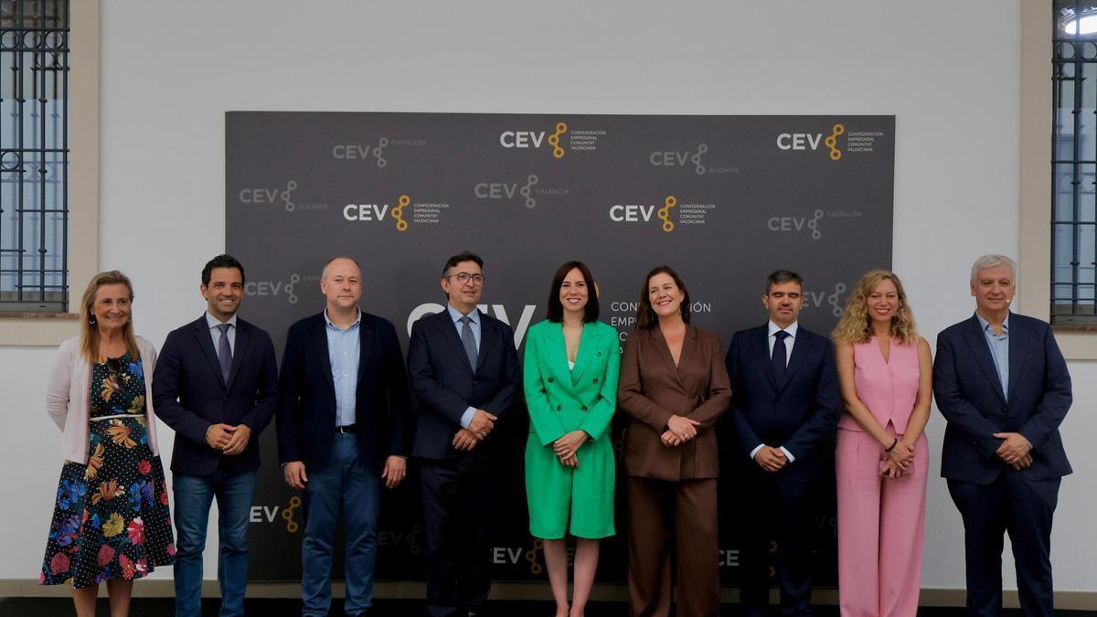 La ministra Diana Morant con el resto de participantes en la presentación del informe.