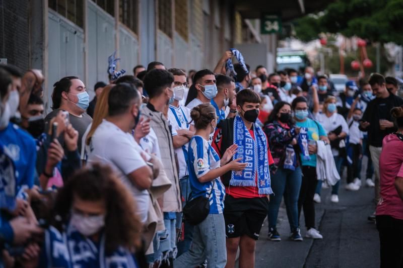 Derbi canario: La UD Las Palmas es recibida por los aficionados del CD Tenerife