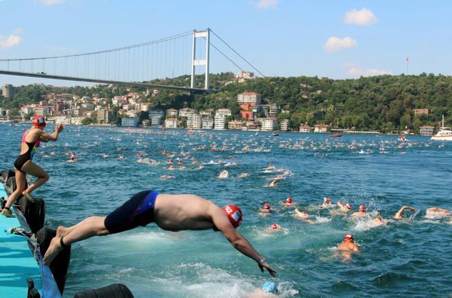 Miles de nadadores compiten durante la 31ª edición de la Carrera Intercontinental del Bósforo en Estambul, una competición anual de natación intercontinental entre Asia y Europa.