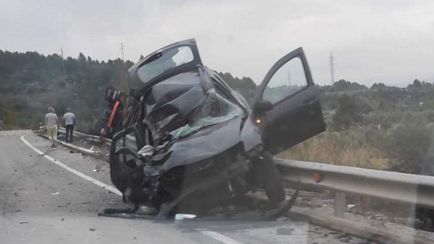 Grave accidente en la N-232 en Xert: Dos heridos tras chocar un coche y un camión