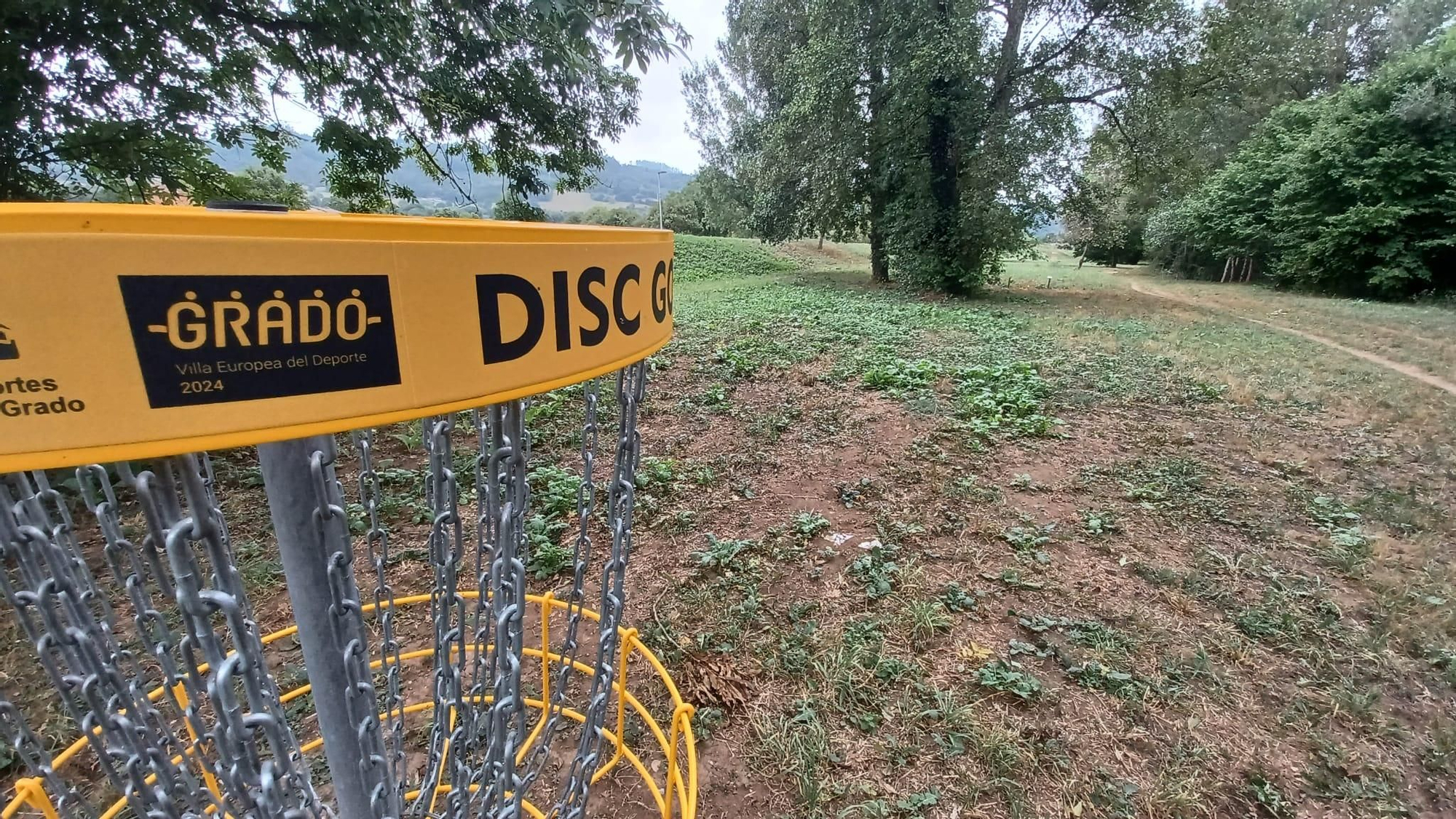 Lanza, avanza y encesta: así es el circuito de disc golf en el Paseo del Río Cubia de Grado