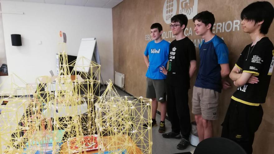 Alumnes de l&#039;institut Lluís de Peguera experimenten amb espaguetis: com fer una estructura i que no caigui en un terratrèmol?