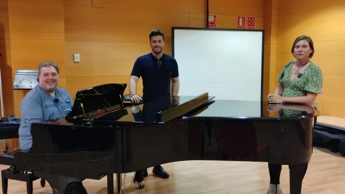 Lledó Lleó, junto a Juanjo Carratalá y Jairo Gazquez, en ‘Anem de serenata’.