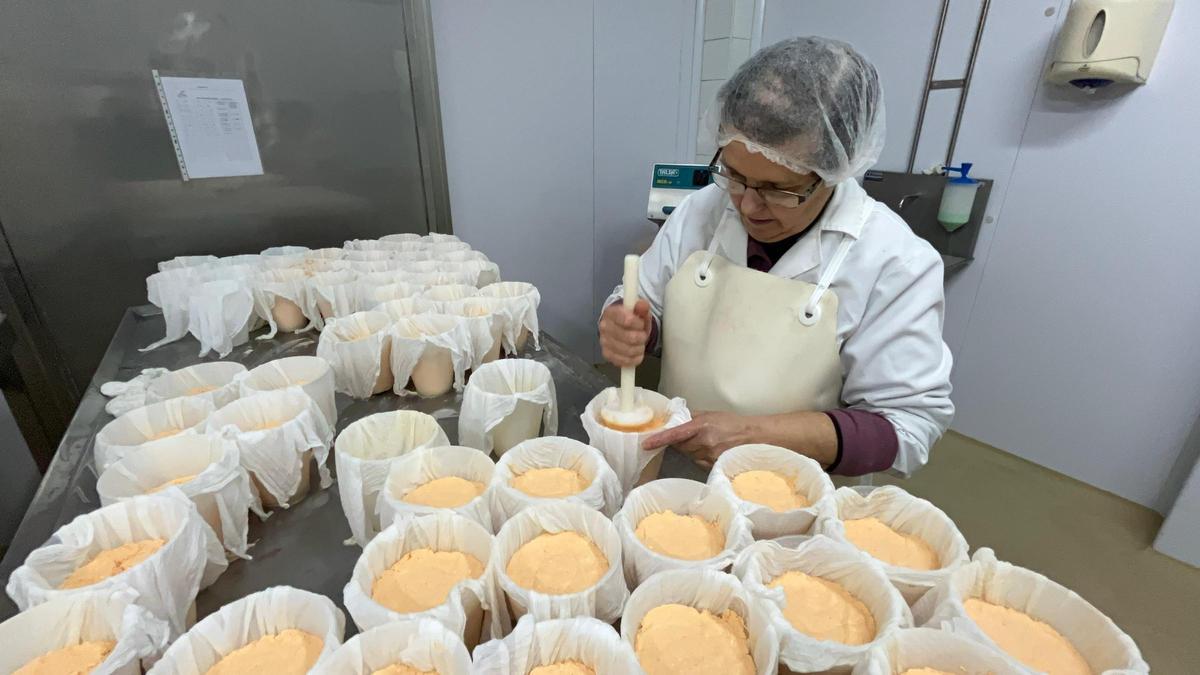 EN IMÁGENES: La quesería La Arquera y El Guaje, de Salas, "a pleno rendimiento" en la producción de Afuega'l Pito