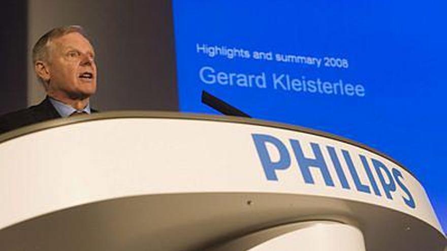 El presidente de Philips, Gerard Kleisterlee, pronuncia su discurso durante la rueda de prensa celebrada para anunciar los resultados de la compañía en el cuarto trimestre de 2008, en Amsterdam (Holanda), hoy lunes 26 de enero.