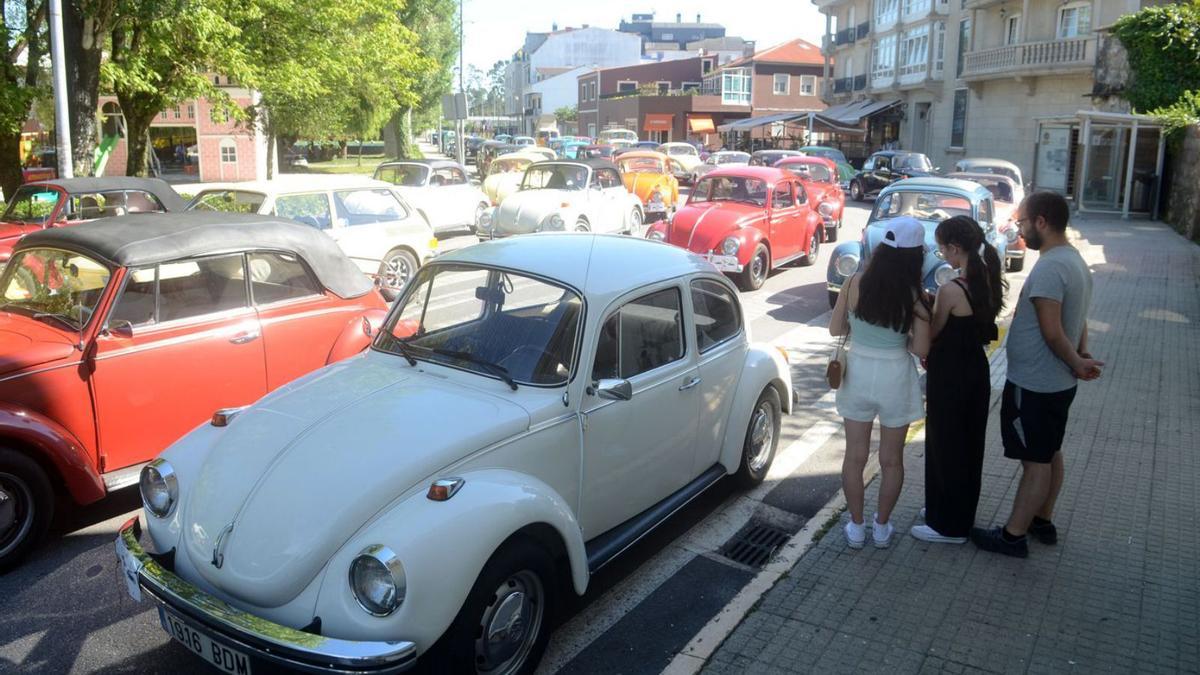 Los coches, estacionados en el centro de Vilanova.   | // NOÉ PARGA