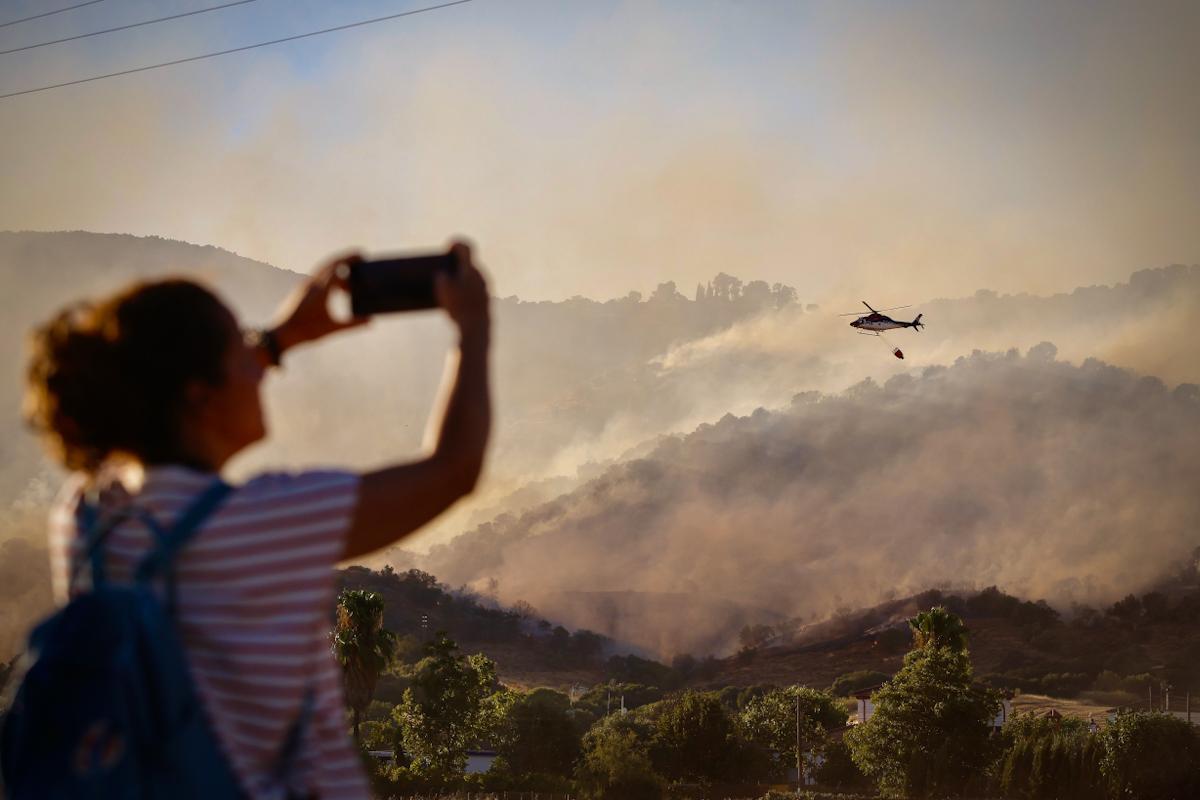 Incendio forestal junto al Castillo de la Albaida Incendio forestal junto al Castillo de la Albaida