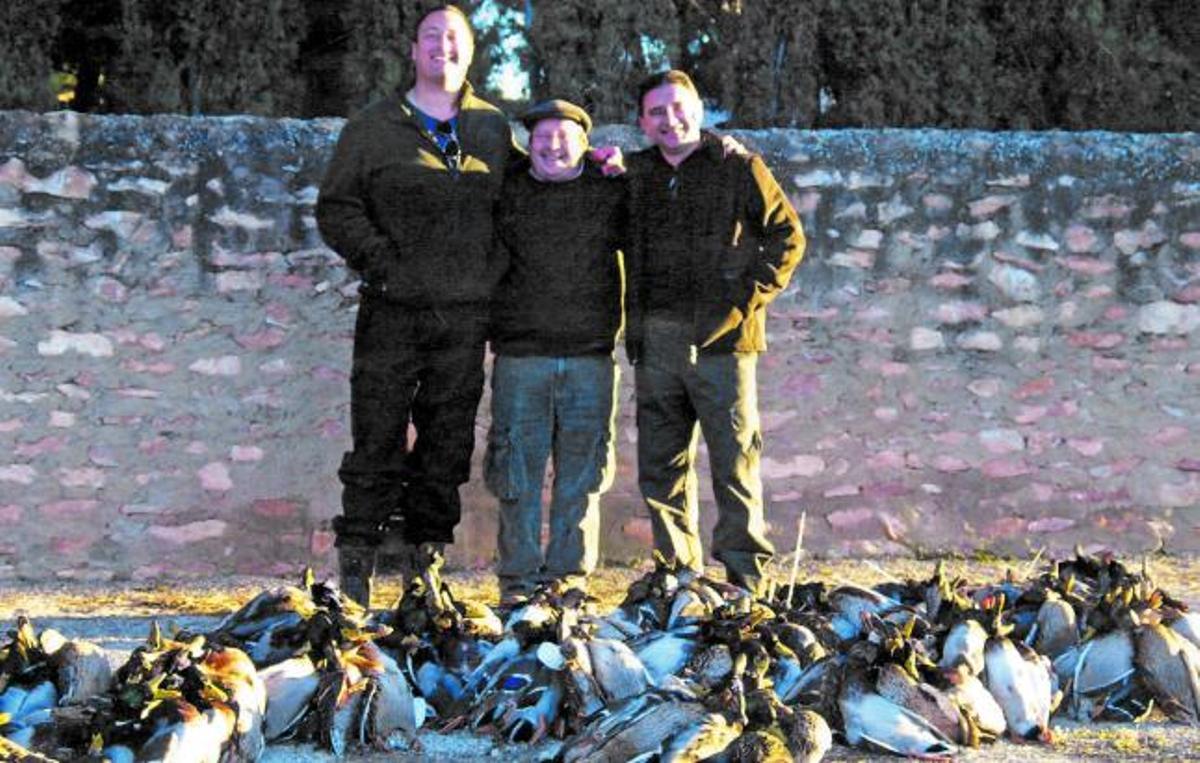 Castellano y el dueño de Avialsa, a la izquierda, lucen docenas de patos como trofeos de caza.